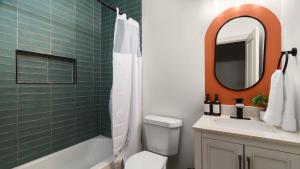 ein Badezimmer mit Toilette, Waschbecken und Spiegel in der Unterkunft Casita W Stunning Views in The Hills