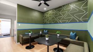 ein Wartezimmer mit zwei Tischen und einem Sofa in der Unterkunft Casita W Stunning Views in The Hills