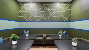 ein Restaurant mit zwei Tischen und einem Sofa in der Unterkunft Casita W Stunning Views in The Hills