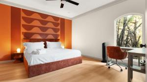 ein Schlafzimmer mit Bett, Schreibtisch und Fenster in der Unterkunft Casita W Stunning Views in The Hills + 6 Fotos