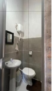 Ένα μπάνιο στο Villa Fernandito