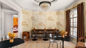 ein Wohnzimmer mit Tischen, Stühlen und einem Kronleuchter in der Unterkunft Two House Estate W Stunning Pool & Views in The Hills + 76 Fotos