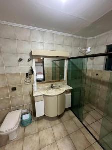 un bagno con wc, lavandino e doccia di Pousada Blue Beach House a Peruíbe