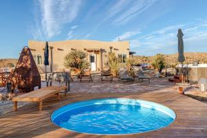 Bazén v ubytování Santuario - 40 acres, EV, hot tub, pool, pizza oven nebo v jeho okolí