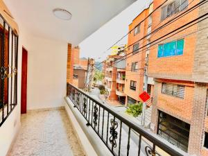 an apartment balcony with a view of a street at Apto familiar 2 hab WiFi rápido y balcón in Sabaneta
