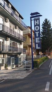 Το κτήριο όπου στεγάζεται το ξενοδοχείο