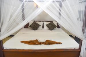 uma cama numa tenda com um cobertor em The Golden Sand Villa in Unawatuna em Unawatuna