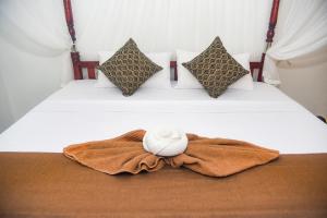 um quarto com uma cama com uma toalha em The Golden Sand Villa in Unawatuna em Unawatuna