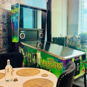 een tafel met een videogame en een tv erop. bij UNIQUE CBD BOTIQUE STAY, BALCONY,NETFLIX,FREE WIFI,FREE Tram,FREE Bus,Walk to Rundle St, UniAdelaide, RAH, Casino, Pubs, Cafes in Adelaide