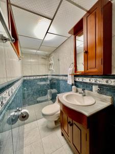 a bathroom with a sink and a shower and a toilet at Apto familiar 2 hab WiFi rápido y balcón in Sabaneta +26 photos