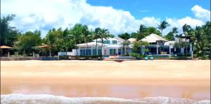 una casa sulla spiaggia vicino all'acqua di Natural Villas -Samet View with Private Pool a Rayong