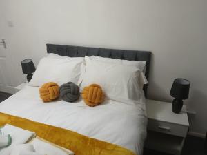 ein Bett mit zwei ausgestopften Tieren darüber in der Unterkunft Preferred Comfort Home Thornton Heath London in Moffat