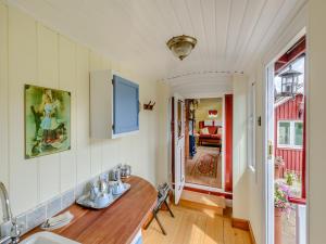 Una cocina con una mesa de madera en una habitación. en Mahalia, en Fordham