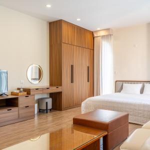 een hotelkamer met een bed en een spiegel bij The Moon's House in Mộc Châu