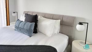 Postel nebo postele na pokoji v ubytování Banyandah - Home on the Water + 19 fotografií