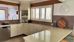 Kuchyň nebo kuchyňský kout v ubytování Banyandah - Home on the Water