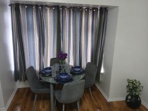 Khu vực ghế ngồi tại Preferred Comfort Home Thornton Heath London +33 ảnh