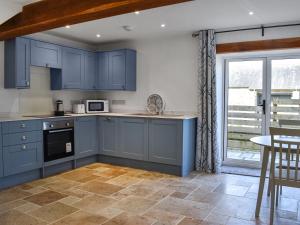 Køkken eller tekøkken på Bumblebee Cottage - Uk49210