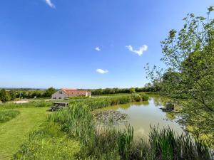 een rivier in een veld met een huis op de achtergrond bij Lauras Loft - Uk49740 in Fulletby