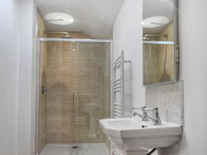 Et badeværelse på Bumblebee Cottage - Uk49210 + 3 billeder