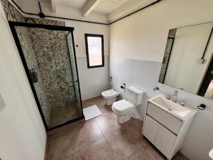 un bagno con doccia, WC e lavandino di Casa Cibelli a Rufino Altre 6 foto