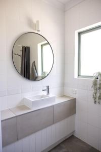 ジェラルトンにあるThe African Reefの洗面台と鏡のあるバスルーム