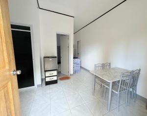 ein Esszimmer mit Tisch und Stühlen in der Unterkunft Anerose Homestay in San Juan