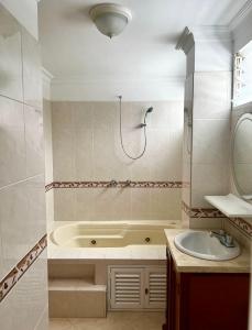 Et badeværelse på Hotel Restaurante La Costica Dulce