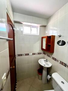 Et badeværelse på Hotel Restaurante La Costica Dulce + 10 billeder