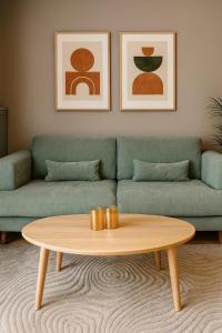 ein Wohnzimmer mit einer Couch und einem Couchtisch in der Unterkunft Fresh Trendy apartment in Stockholm