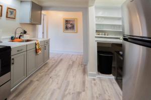 een keuken met houten vloeren en roestvrijstalen apparatuur bij Mariposa Coral Home for 4 in Kerrville