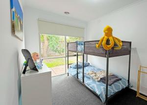 En eller flere senge i et værelse på Bayside Breeze Retreat