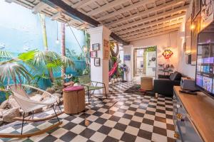 a room with a checkered floor and an aquarium at Casa Azul Tropical House by Xarm Apartments in Santa Marta
