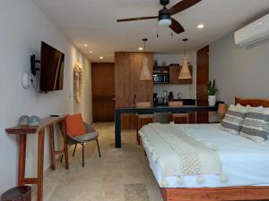 Giường trong phòng chung tại Premium Apartment in Tulum 2 Bedrooms Roof Top Pool - Aldea Zama +55 ảnh
