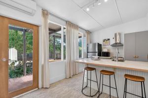 une cuisine avec deux tabourets de bar et un comptoir dans l'établissement 4 Dawson St Goolwa - Linen Included, à Goolwa