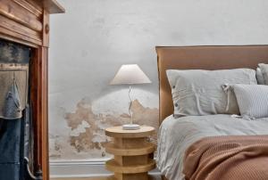 une chambre avec un lit et une table avec une lampe dans l'établissement 4 Dawson St Goolwa - Linen Included, à Goolwa 24 autres photos