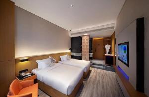 Postel nebo postele na pokoji v ubytování Sofitel Fuzhou Pop Hotel