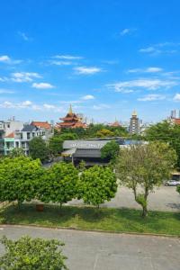 vistas a una ciudad con árboles y edificios en 168 Hotel, en Ho Chi Minh