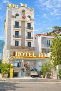 Un hotel con un cartel en la entrada. en 168 Hotel, en Ho Chi Minh