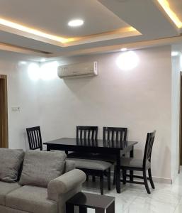 Khu vực ghế ngồi tại Ollies Rez +13 ảnh