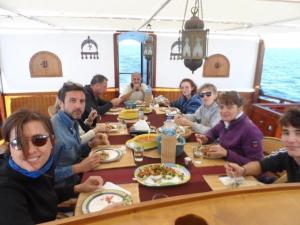 un groupe de personnes assises à une table en train de manger dans l'établissement Dongolah Boat Abu Simbel, à Tunqālah 32 autres photos