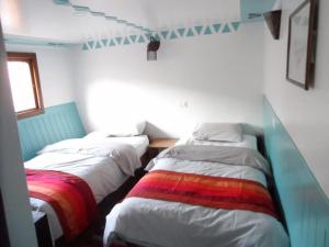 - un groupe de trois lits dans une chambre dans l'établissement Dongolah Boat Abu Simbel, à Tunqālah