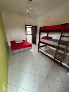 une chambre avec deux lits superposés et un plafond dans l'établissement Pousada Preziosa Beach Itanhaém, à Itanhaém 2 autres photos