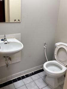 un bagno con un water bianco e un lavandino di Bann-Kun Impact Muang Thong 2BR Condo Wi-Fi MRT Pink Near Airport DM  Altre 21 foto