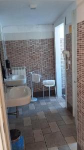 列蒂Hotel Blu的带水槽、浴缸和马桶的浴室