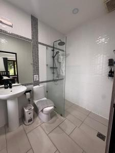 Ένα μπάνιο στο Villa Seaview Garden