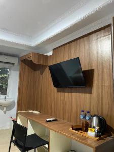 Una televisión o centro de entretenimiento en My Home Cibubur