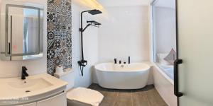 Ένα μπάνιο στο Q3 Inn +24 φωτογραφίες