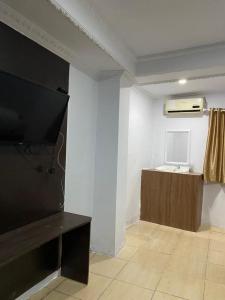 Una televisión o centro de entretenimiento en My Home Cibubur 19 fotos más