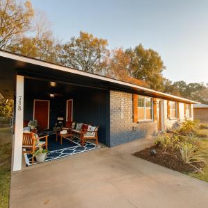 una casa con patio arredato con tavolo e sedie di The Lagniappe Escape a Marksville Altre 15 foto